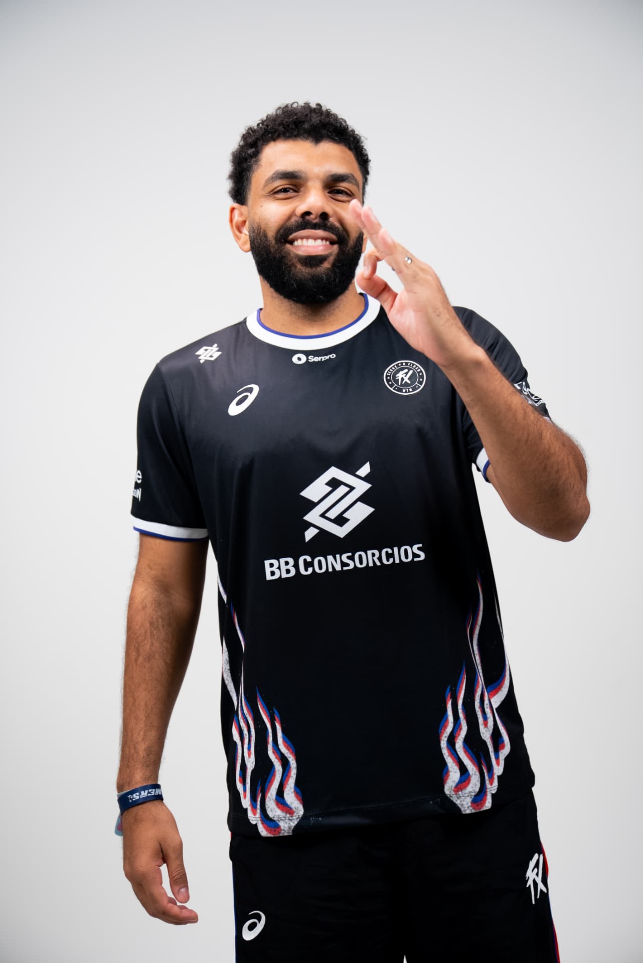 Gabriel “GabGol” sorrindo com o uniforme do Fluxo W7M