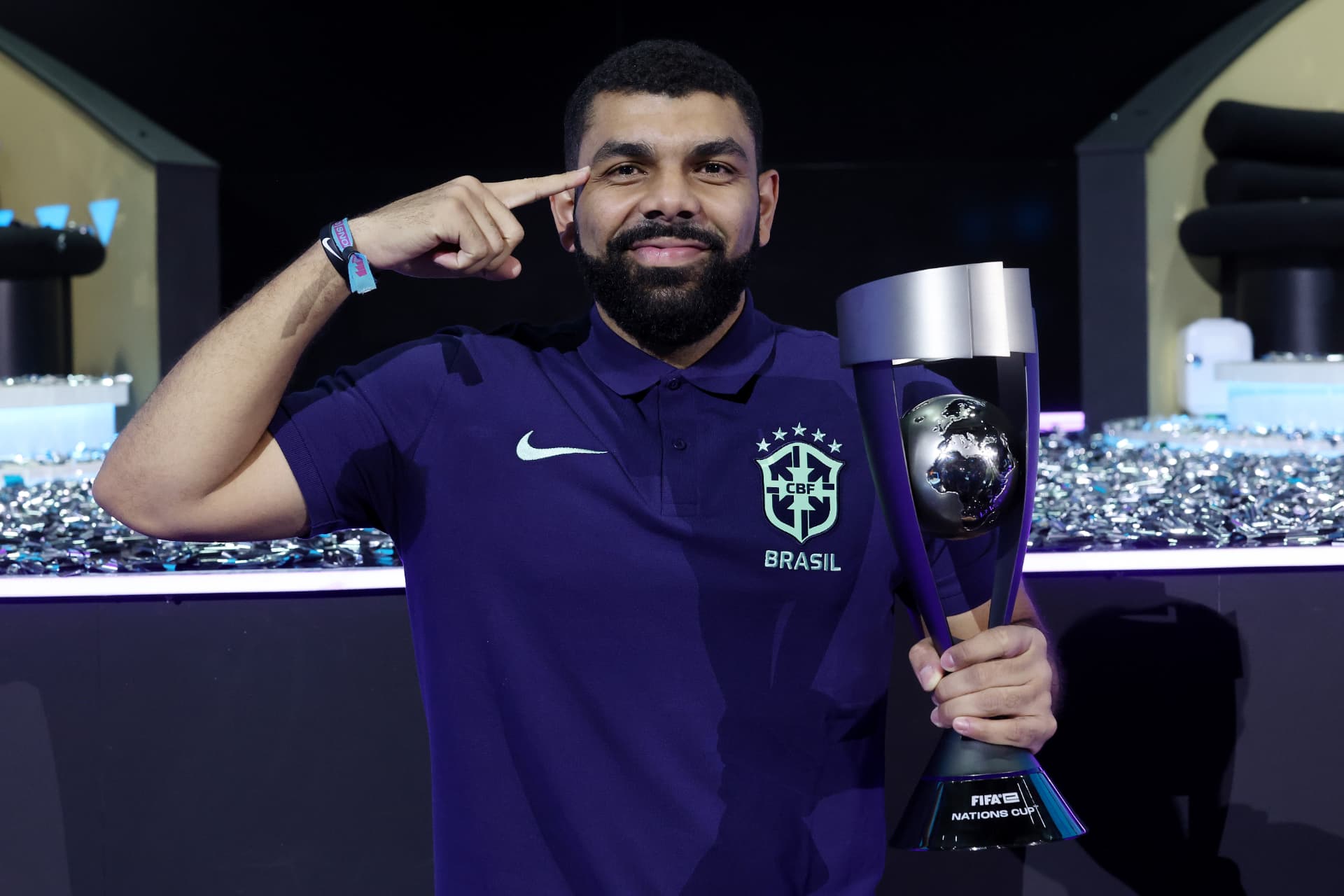Gabriel “GabGol” com o troféu da FIFAe Nations Cup 2023